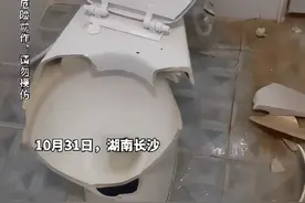 女生蹲在马桶上方便，不料马桶“炸”了：“我才不到100斤”图片