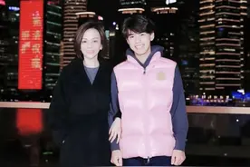 雪姨王琳晒母子合照，两婚两离单身仍潇洒，20岁王诺逆袭成大帅哥图片