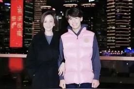 雪姨王琳晒母子合照，两婚两离单身仍潇洒，20岁王诺逆袭成大帅哥图片