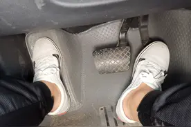 驾驶自动挡汽车什么情况下采用双脚操作图片