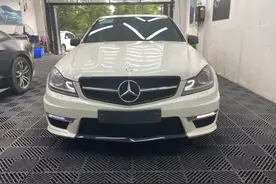 28万元买辆二手奔驰C63，洗车时遇新款C200L，引擎声浪差距很明显图片