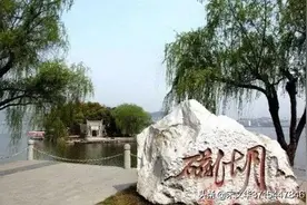 山环水绕的城中湖～磁湖图片