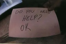 妈妈继父大快朵颐，美11岁男孩皮包骨却不敢吃，服务员一张纸条揭开真相图片