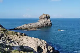 福建省离公海最近的人居岛，海水湛蓝，礁石壮观，还可路亚红甘鲹图片