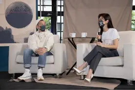 4岁劲宝撞见妈妈换卫生棉，Ella不扭捏趁机健康教育，教科书育儿图片