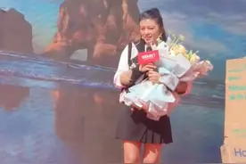 31岁谈莉娜商演被认成迪丽热巴，出场费仅18万？被男网红约饭喝酒图片