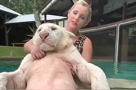 远看女子在给大猫搓澡，凑近看清后揉了揉眼睛：我的老天爷呀图片