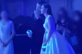 6年后胡歌宋轶又同框！悄悄咬耳朵举止亲密，网友：梦回伪装者图片