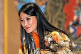 30岁不丹王后出席国宴，心不在焉拨弄头发，有贵族女背景就是厉害图片