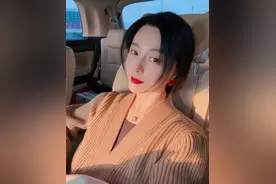 范冰冰晒出最新自拍，素颜只涂一抹红唇好美，气质温柔让人着迷图片