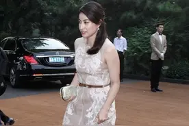 郭晶晶手臂粗还穿无袖礼服，身形圆润显富态，气质高级真有阔太范图片