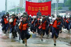 罗援将军：敌军围困万千重，我自岿然不动图片