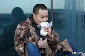 男子街头边啃馒头边流泪，他唯一的儿子危在旦夕，却无能为力图片