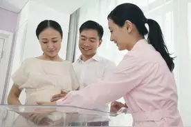 "妈妈，你能抱抱我吗"，为什么有了二胎之后，大宝总吵着要抱抱？图片