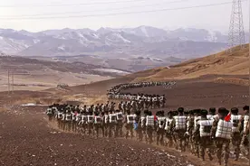新兵拉练路上，红色火种一路播撒图片
