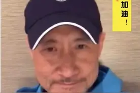 59岁张学友罕出镜，胡子花白皱纹抢镜，被指变老撞脸陈佩斯图片