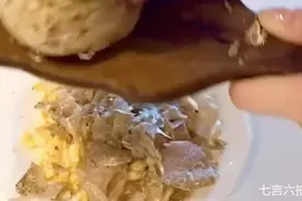 女星恋爱爱烧饭，松露炒蛋辞旧迎新，告别66岁前夫迎50岁男友图片