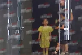 杜江霍思燕女儿正面照首次曝光！和哥哥嗯哼一同出街，妹妹长大了图片