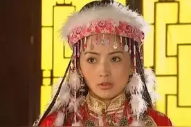 香妃死后190年，墓地被专家挖开，破碎古棺漂浮在水里图片