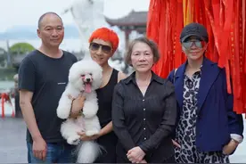 刘嘉玲携母拜佛祈福，穿连体裤靠边站，刘妈拎40万包不小心露富了图片