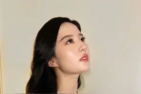 甜美樱桃红穿搭，泫雅明媚虞书欣露肩上衣妍丽，刘亦菲最有气质图片