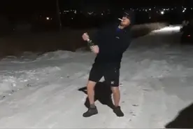 俄罗斯小伙喜提瑞虎8，兴奋到睡不着，冰天雪地下穿短裤庆祝图片