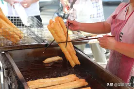河南男子做油条全靠一个长木板，想吃不仅排长队还得自己称重打包图片
