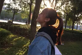 女人喜欢问这些问题，说明她很想你图片