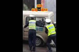 小车雪天漂移“出轨”，警民合力救援图片
