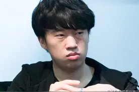 姿态和UZI直播评价RNG小虎：只要失误一波，后面他就不敢打了图片