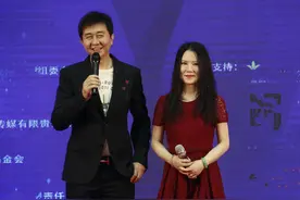 付笛生和任静真实啊，出席活动不再浓妆美颜，老态尽显坦荡面对图片