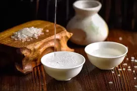 把啤酒加到白酒里面，喝完最终会怎样？原来被“骗了”10几年图片