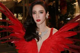 泰国顶级美艳女星超拽！记者会帮闺蜜骂渣男，42岁恋爱谈飞起图片