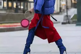 怪不得女人都不穿小白鞋了，今年流行“彩色靴”，时髦显高又耐脏图片