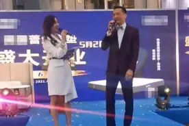54岁影帝罕见露面，身材挺拔依旧帅气，为自闭症儿子息影仍幸福图片