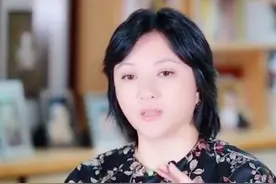 47岁金玉婷罕露面，和月亮姐姐同框跳舞感情好，离开春晚后成院长图片