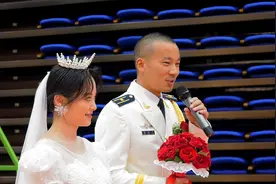 拉风！海军航空兵集体婚礼，战机当伴郎图片