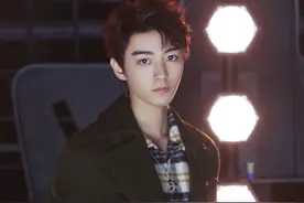 王俊凯终于换发型了，看到他掀起刘海，颜值不输易烊千玺图片