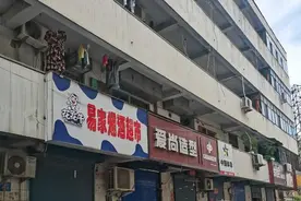 郑州封控区解封后，大部分商铺仍未恢复营业，不少商户已在为营业做准备图片