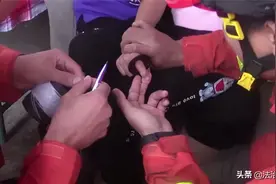 泰安“熊孩子”手卡铁片 消防员花式哄娃：给你买猪蹄吃图片