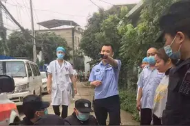 福建一男子持刀将孩子困在屋内，民警紧急救援图片