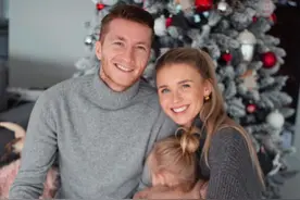 罗伊斯妻子出征马术处女战，身材特写毫无赘肉，不愧是模特(图)图片