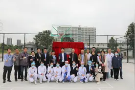 “下班去哪打球？” “广中医三院职工活动场！”图片