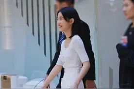 18岁的张子枫持续暴瘦，“纸片人”身材让人心疼，穿搭很女神图片