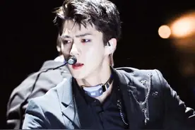 男爱豆超A舞台妆，边伯贤梦幻吴世勋冷傲，金泰亨活力清新超迷人图片