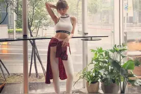 她是真人版的“娜美”，22寸的小蛮腰，诠释了什么叫凹凸有致图片