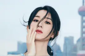 赵丽颖身穿水湖蓝露腰裙，一展绝美腰线身材曼妙，令人羡慕图片