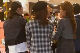 朱迅首次回应自己二胎传闻，称那只是装麦的包，自己不到100斤图片