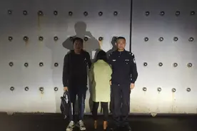鹰潭一女子驾驶电动车未佩戴头盔被拦下，竟还暴力袭警！现已被拘图片