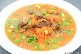 西红柿煨牛腩怎么做好吃，掌握焯水技巧，牛肉软烂不腥，汤汁浓郁图片